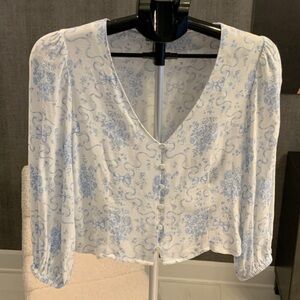 cupcakes and cashmere Floral Blue and White blouse XS